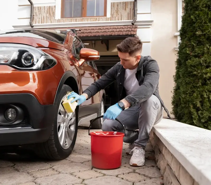 Lavage auto à domicile Lapenche : professionnel intervenant sur un véhicule
